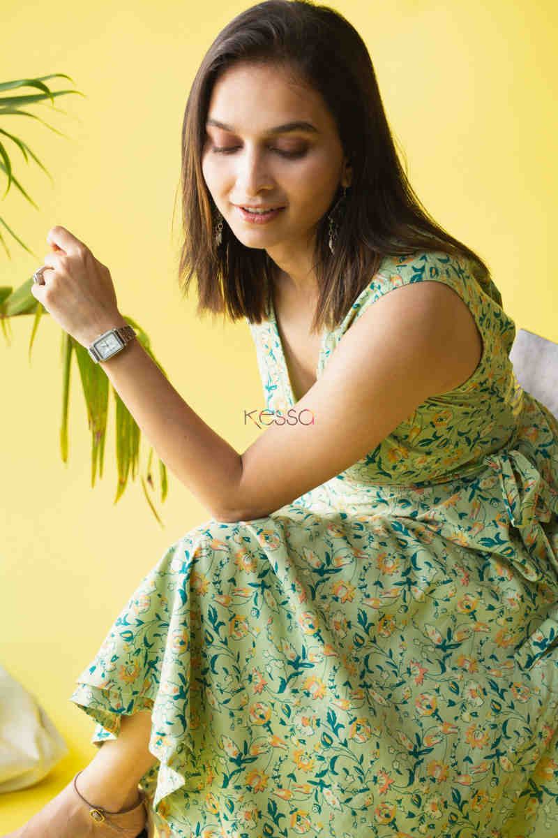 Image for Kusvaa Avdaf41 Mukhtalif Wrap Dress Sitting 1