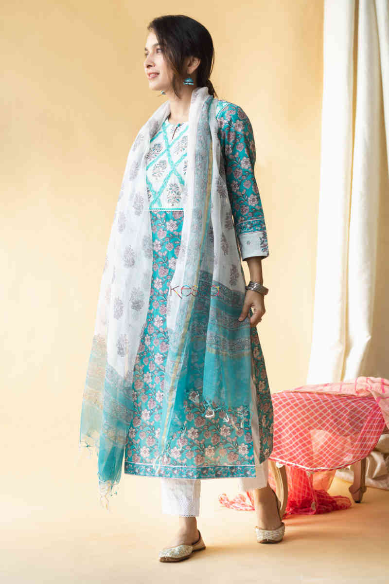 Image for Kusvaa Avdaf43 Oshin Kurta Dupatta Set With Pittan And Lace Details Side