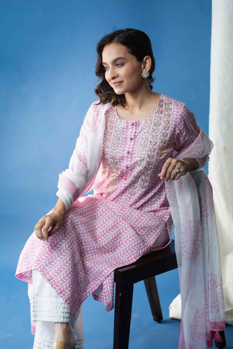 Image for Kusvaa Avdaf44 Nawazish Kurta Dupatta Set With Gota Work Sitting