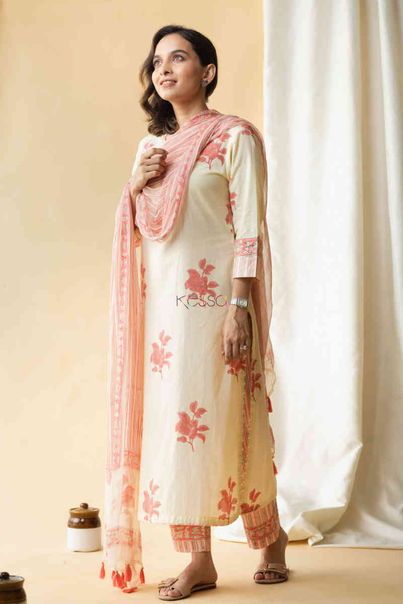 Image for Kusvaa Avdaf49 Ashmeera Kurta Pant And Dupatta Set With Hand Block Print Side