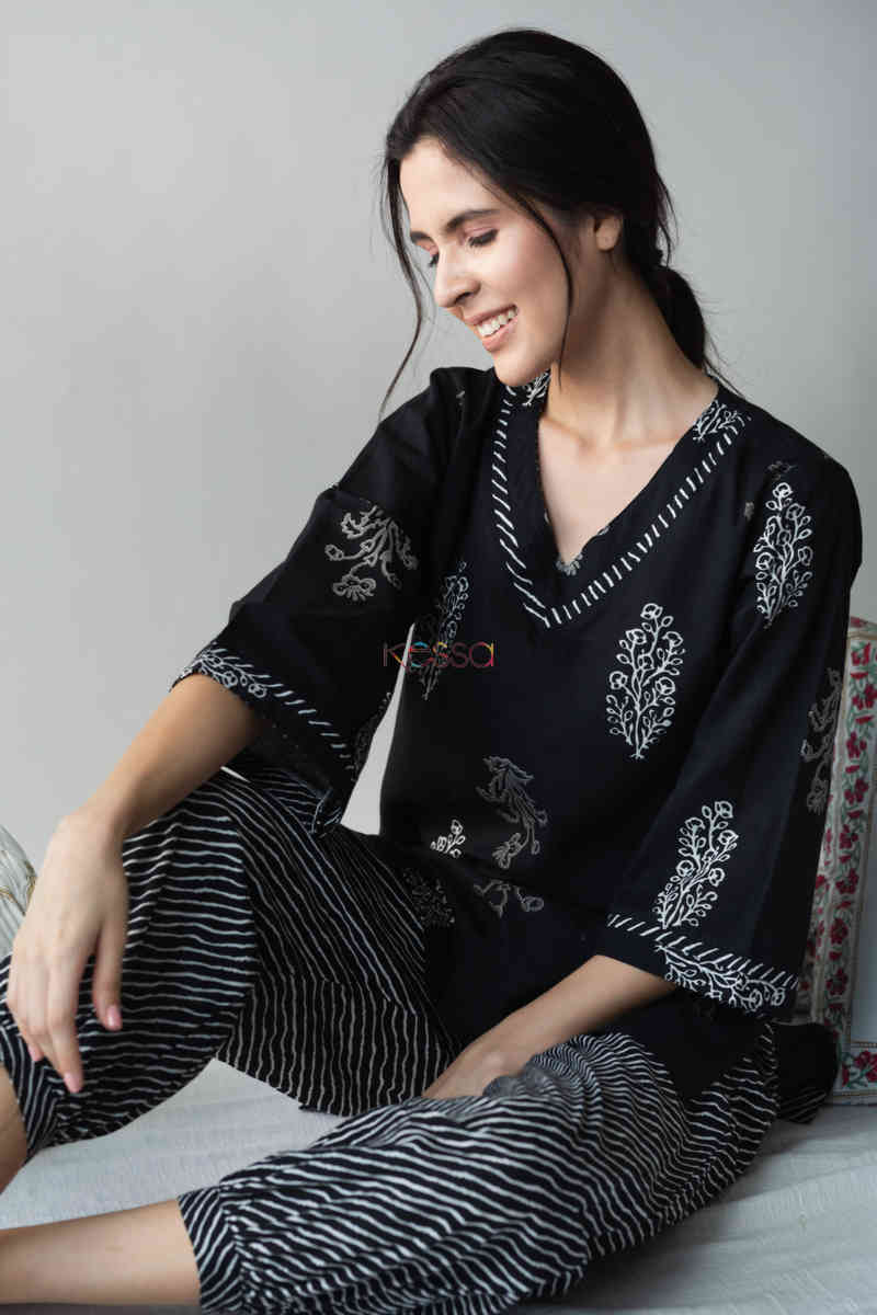 Image for Kusvaa De82 Laela Louge Wear Set With Kaaj Buttons Sitting 1