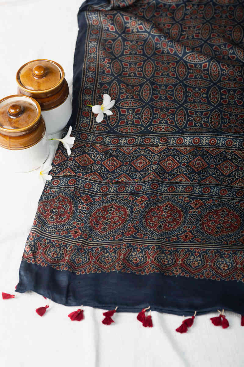Image for Kusvaa Kiadupatta06 Orhni Stole With Ajrakh Hand Block Print Look 1