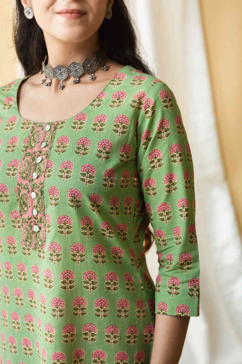 Image for Kusvaa Taf56 Kalpvan Straight Kurta With Floral Prints Closeup