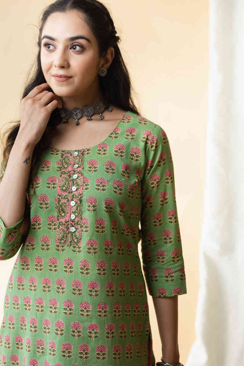 Image for Kusvaa Taf56 Kalpvan Straight Kurta With Floral Prints Look 2