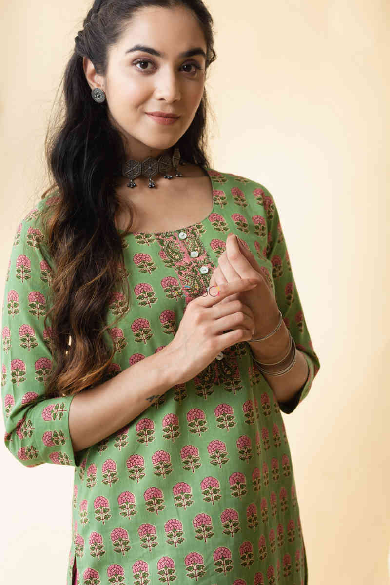 Image for Kusvaa Taf56 Kalpvan Straight Kurta With Floral Prints Side 1