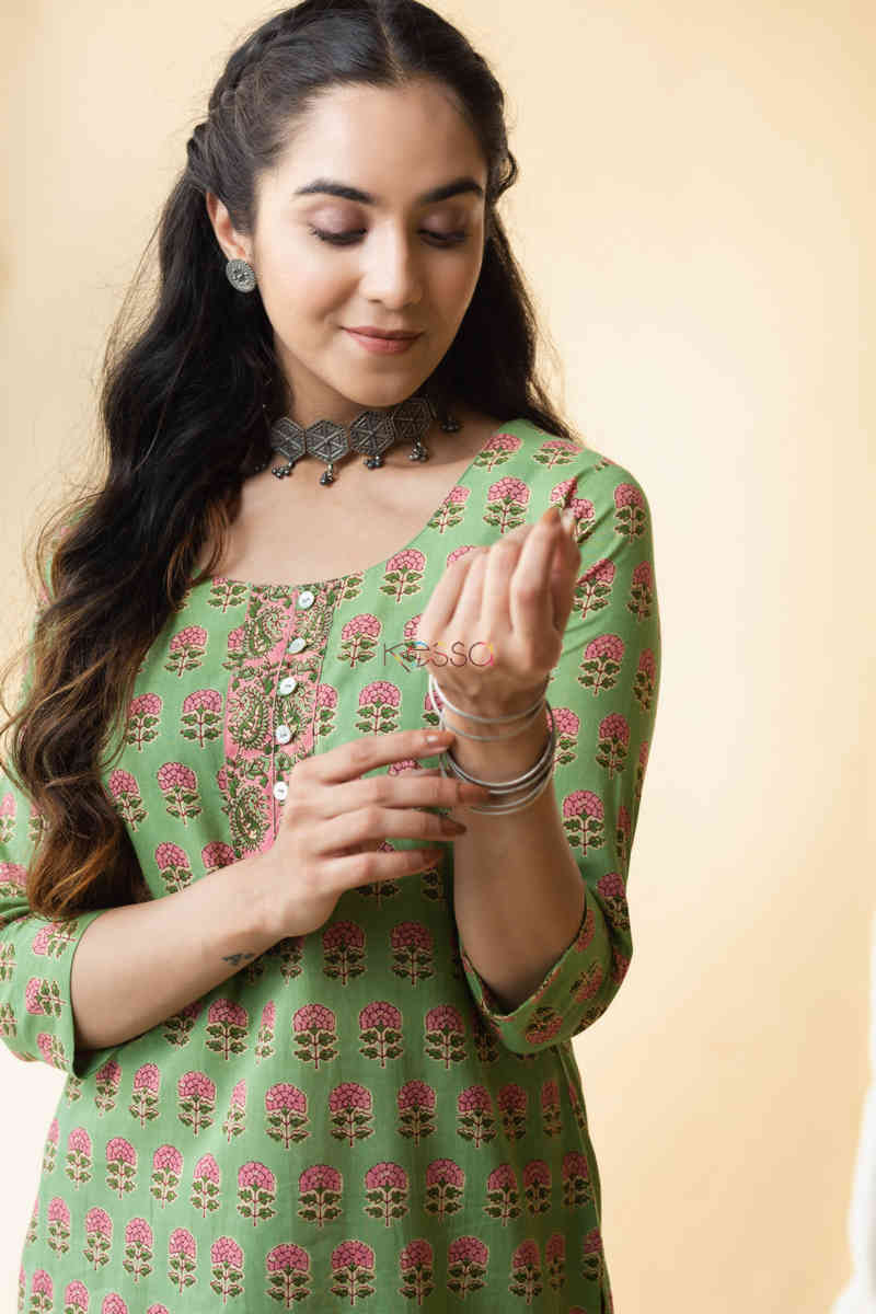Image for Kusvaa Taf56 Kalpvan Straight Kurta With Floral Prints Side