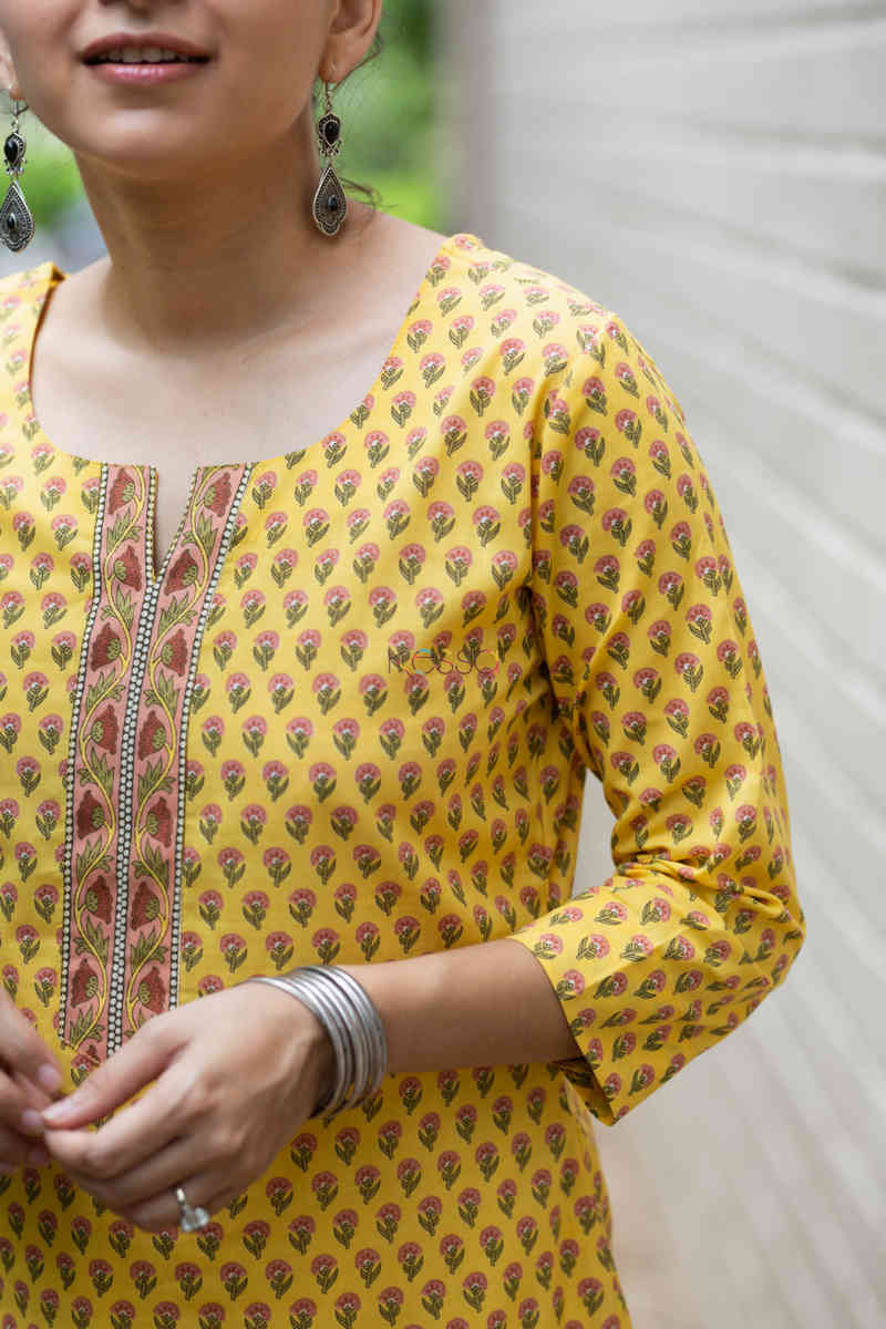 Image for Kusvaa Taf55 Hiranya Straight Kurta With Floral Print Closeup