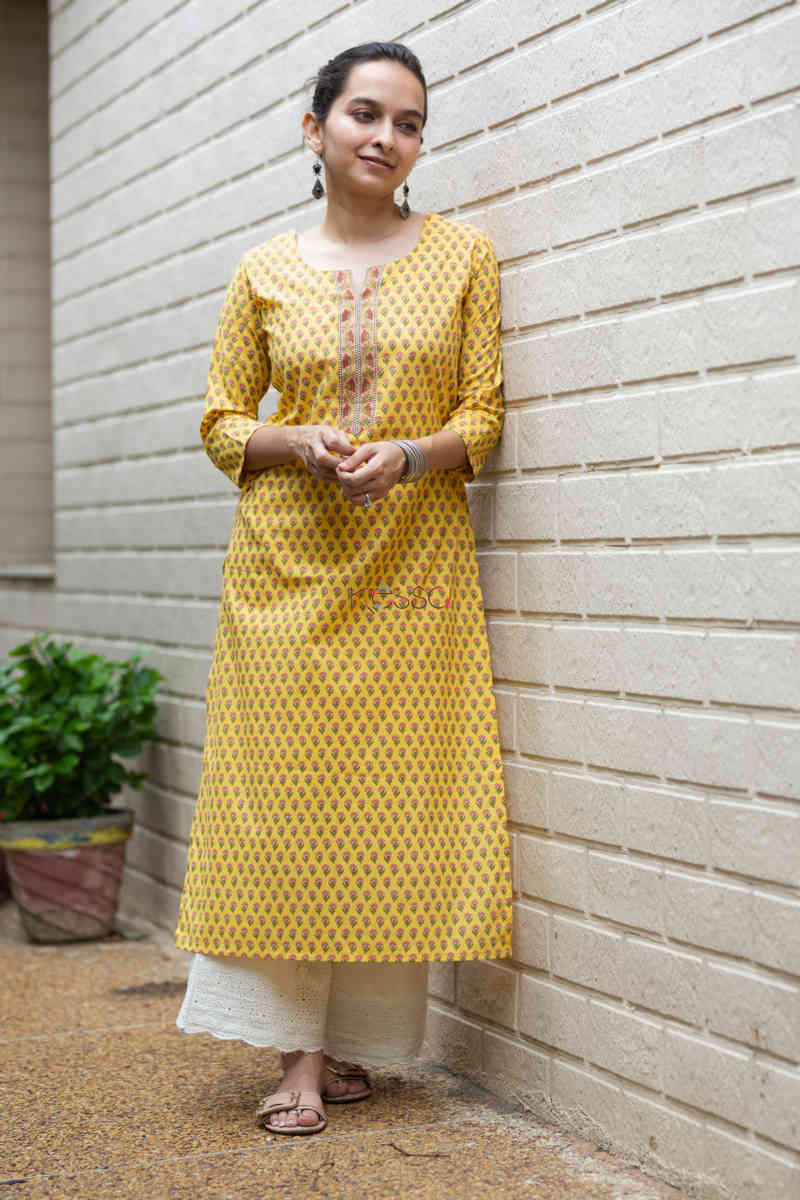 Image for Kusvaa Taf55 Hiranya Straight Kurta With Floral Print Look 1