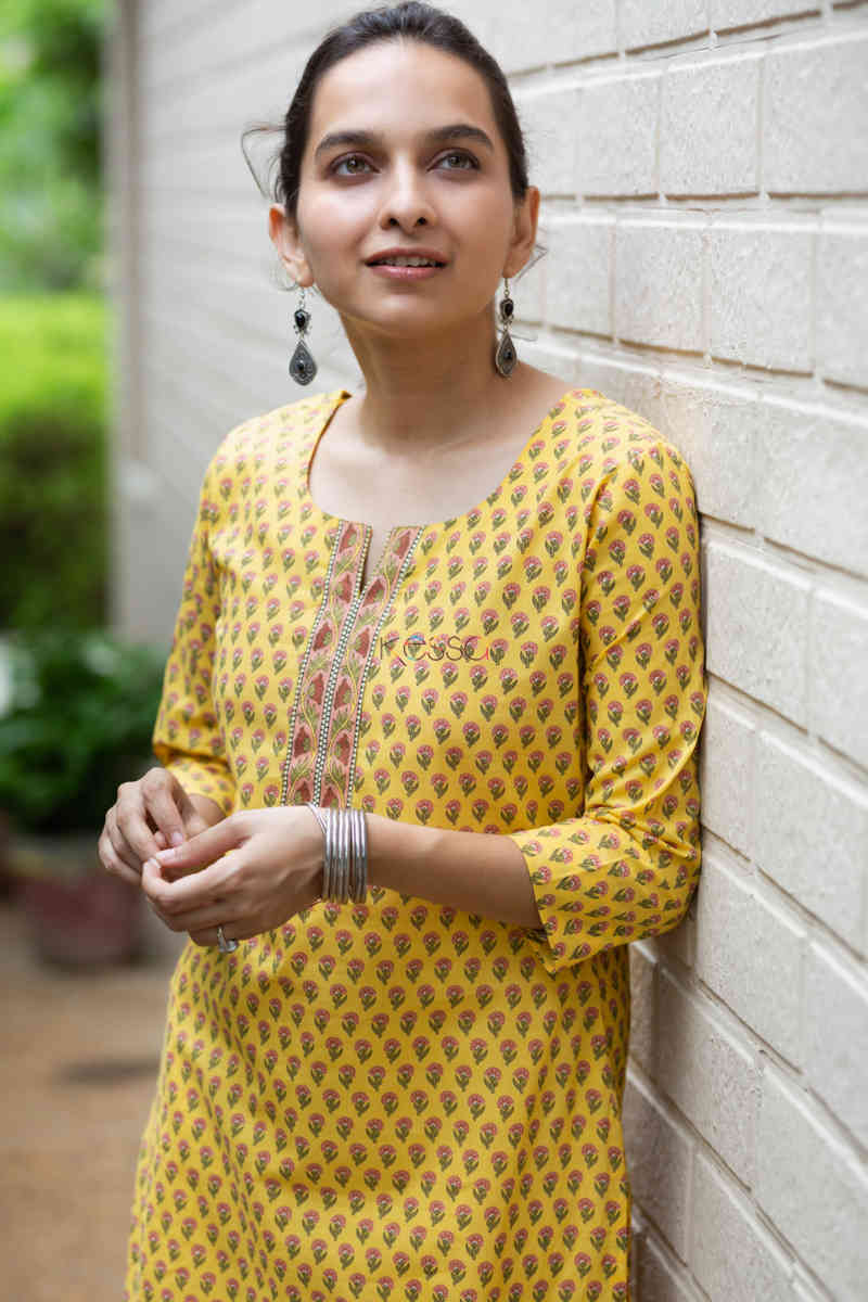 Image for Kusvaa Taf55 Hiranya Straight Kurta With Floral Print Side 1