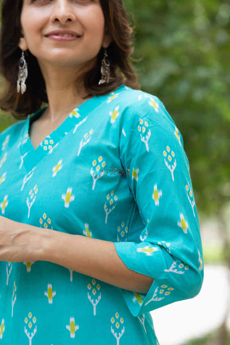 Image for Kusvaa Taf57 Gagan Kurta With Ikkat Print Closeup