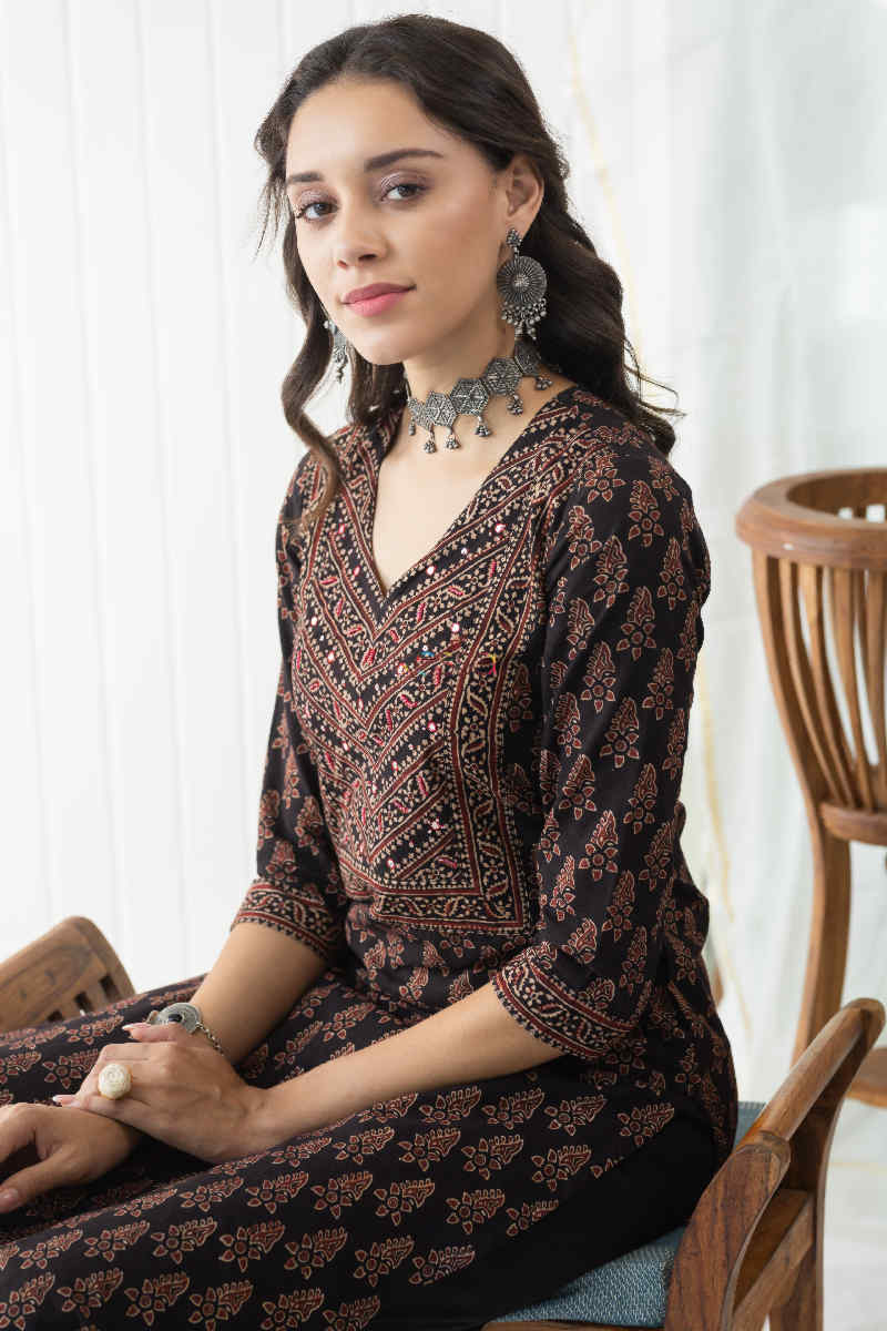 Image for Kusvaa Vcr64 Kalpini Straight Kurta Sitting