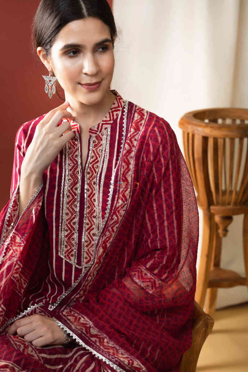 Image for Kusvaa Vcr69 Khushnuma Staright Kurta And Dupatta Set Sitting