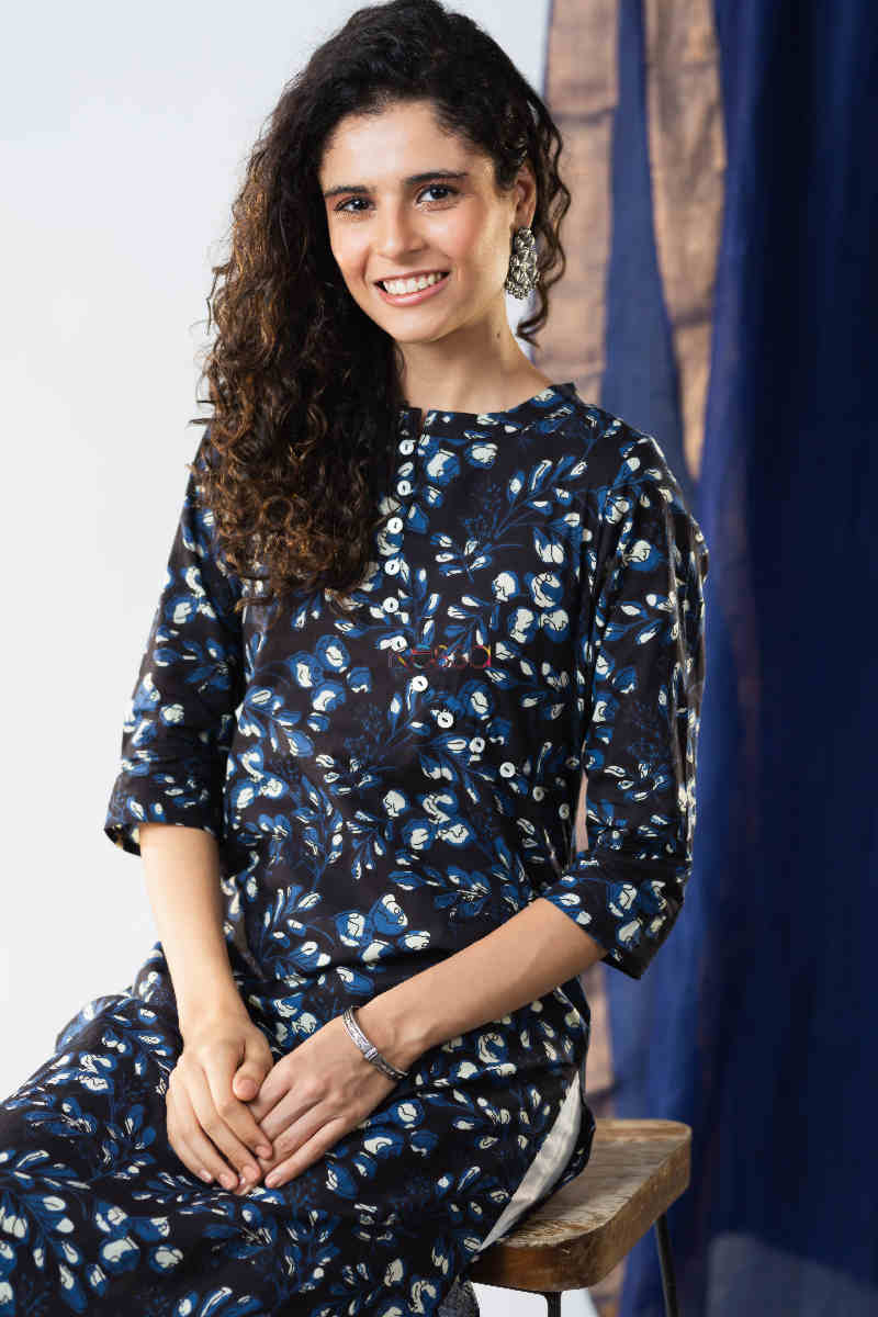 Image for Kusvaa Vcr76 Ruju Straight Fit Cotton Kurta 1 Sitting