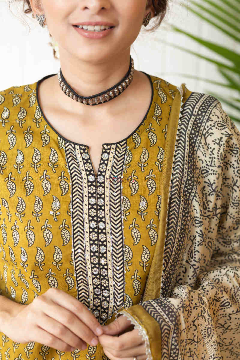 Image for Kusvaa Vcr81 Malha Straight Kurta And Dupatta Set Closeup