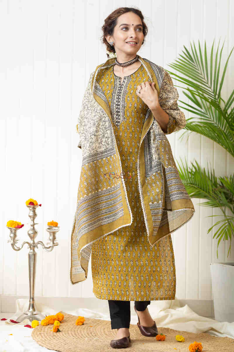 Image for Kusvaa Vcr81 Malha Straight Kurta And Dupatta Set Front