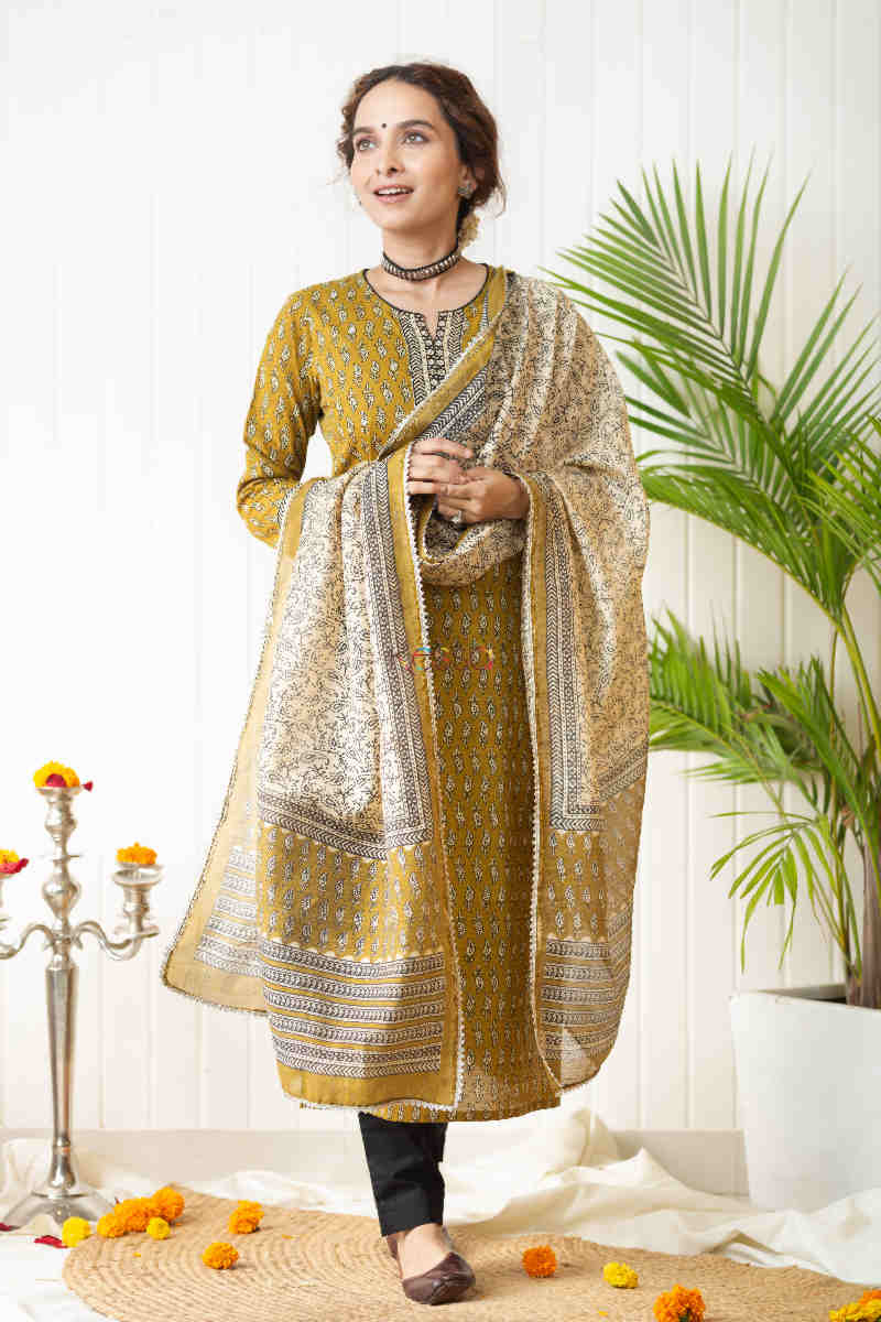 Image for Kusvaa Vcr81 Malha Straight Kurta And Dupatta Set Look