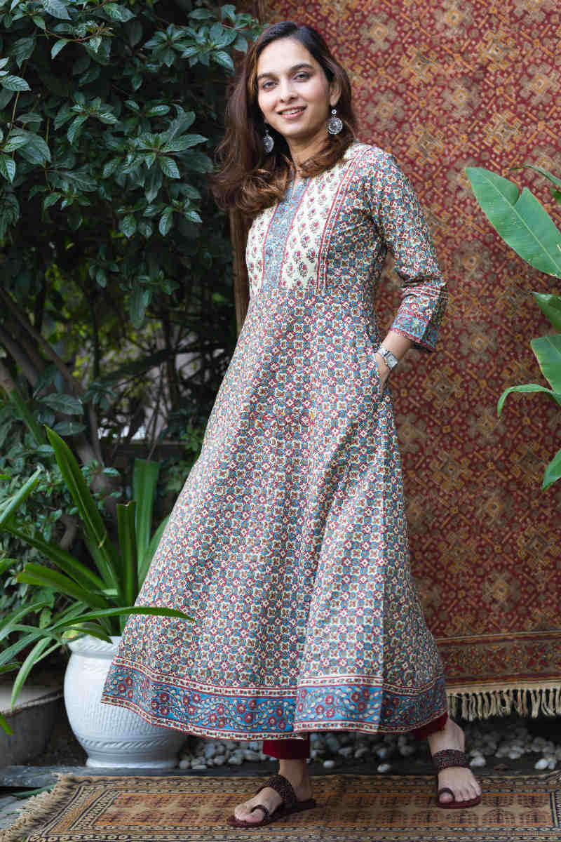 Image for Kusvaa Wsr229 Sayyar Kalidar Kurta 1 Side