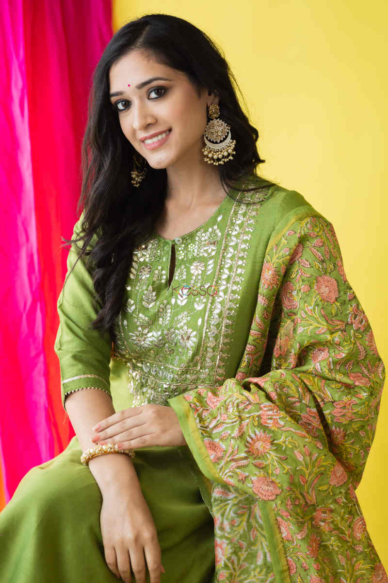Image for Kusvaa Avdaf79 Nashmia Kurta Dupatta Set Sitting