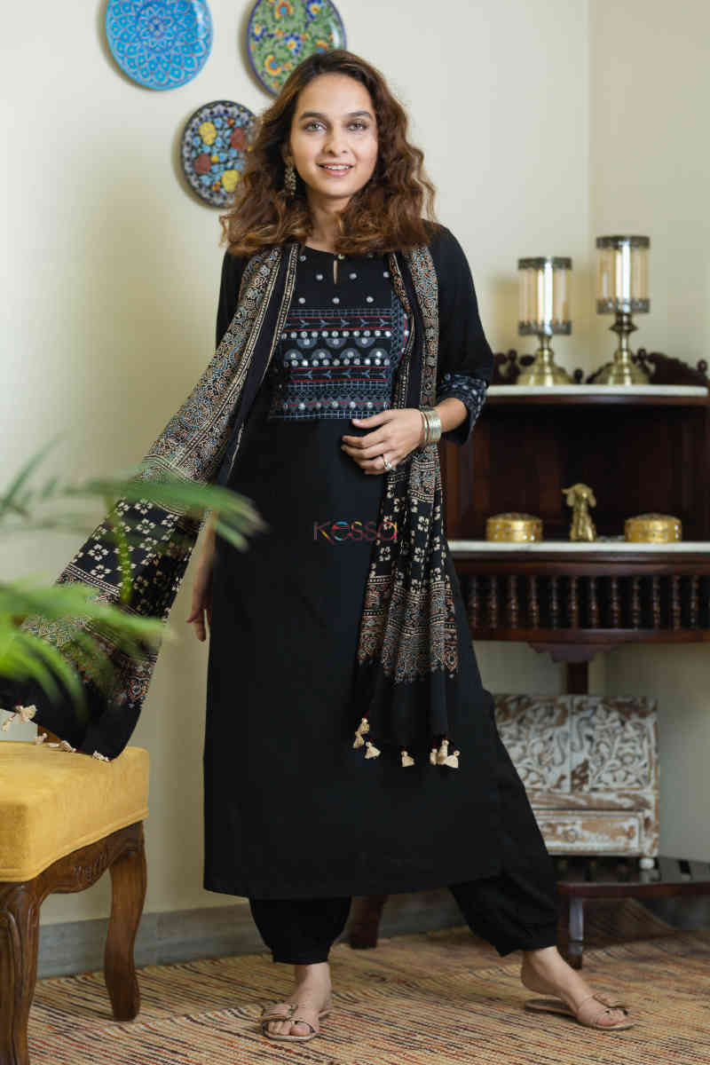 Image for Kusvaa Avdaf80 Kshipa Straight Kurta Front