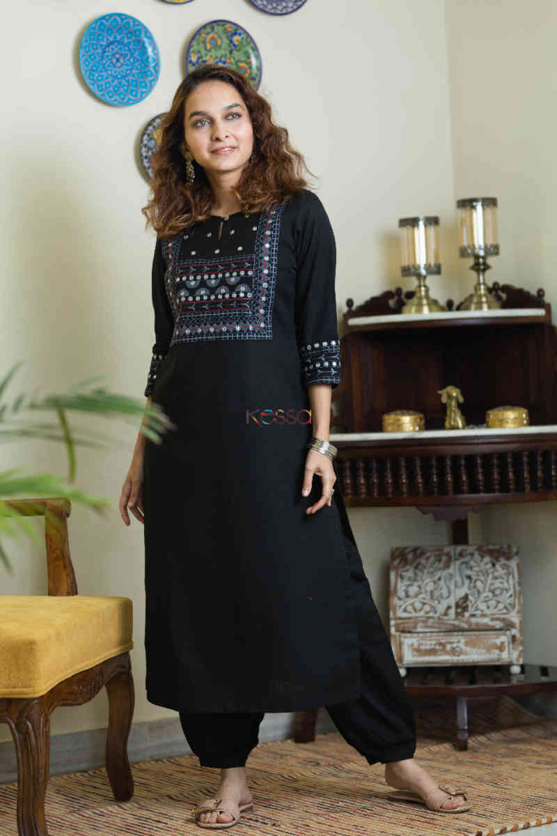 Image for Kusvaa Avdaf80 Kshipa Straight Kurta Look