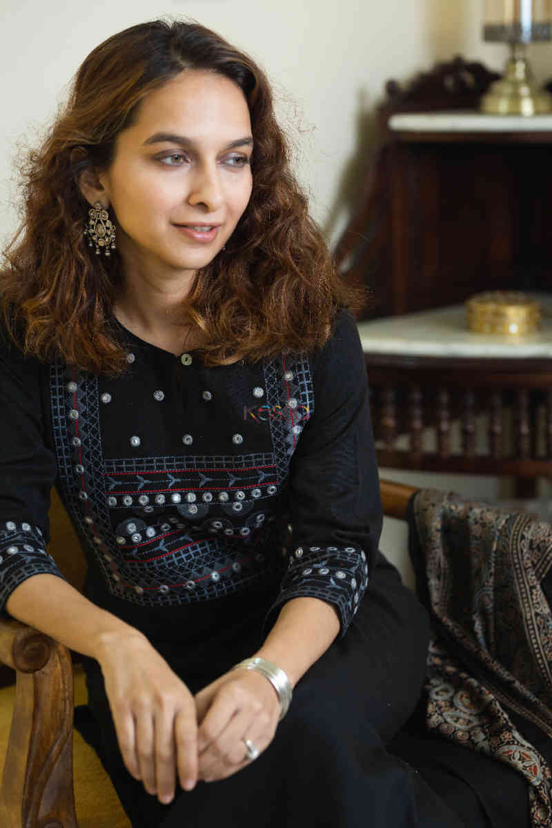 Image for Kusvaa Avdaf80 Kshipa Straight Kurta Sitting 1