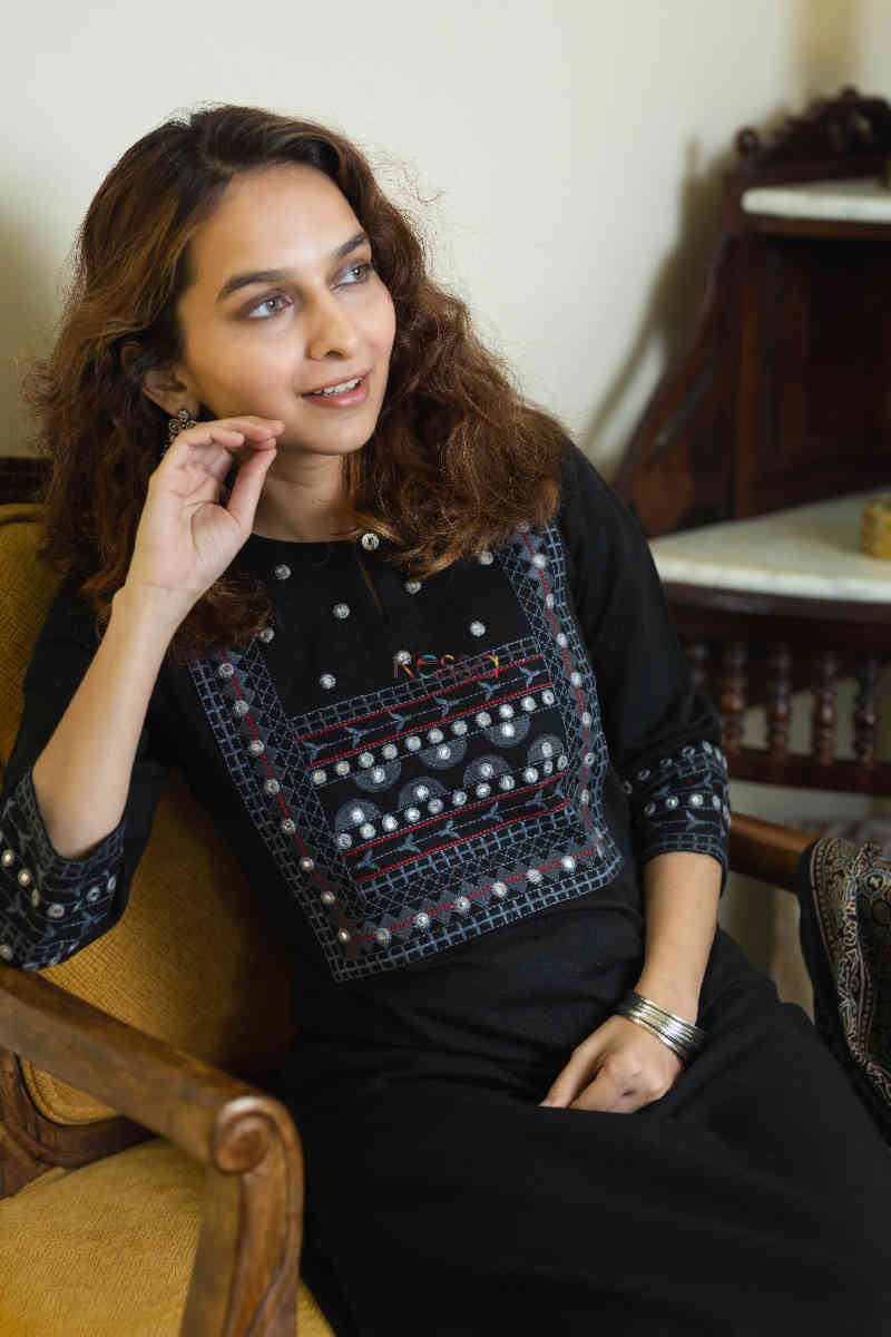 Image for Kusvaa Avdaf80 Kshipa Straight Kurta Sitting