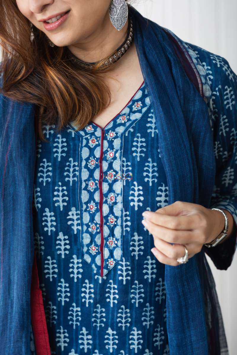 Image for Kusvaa Vcr68 Tassoor Straight Kurta With Dupatta New Closeup