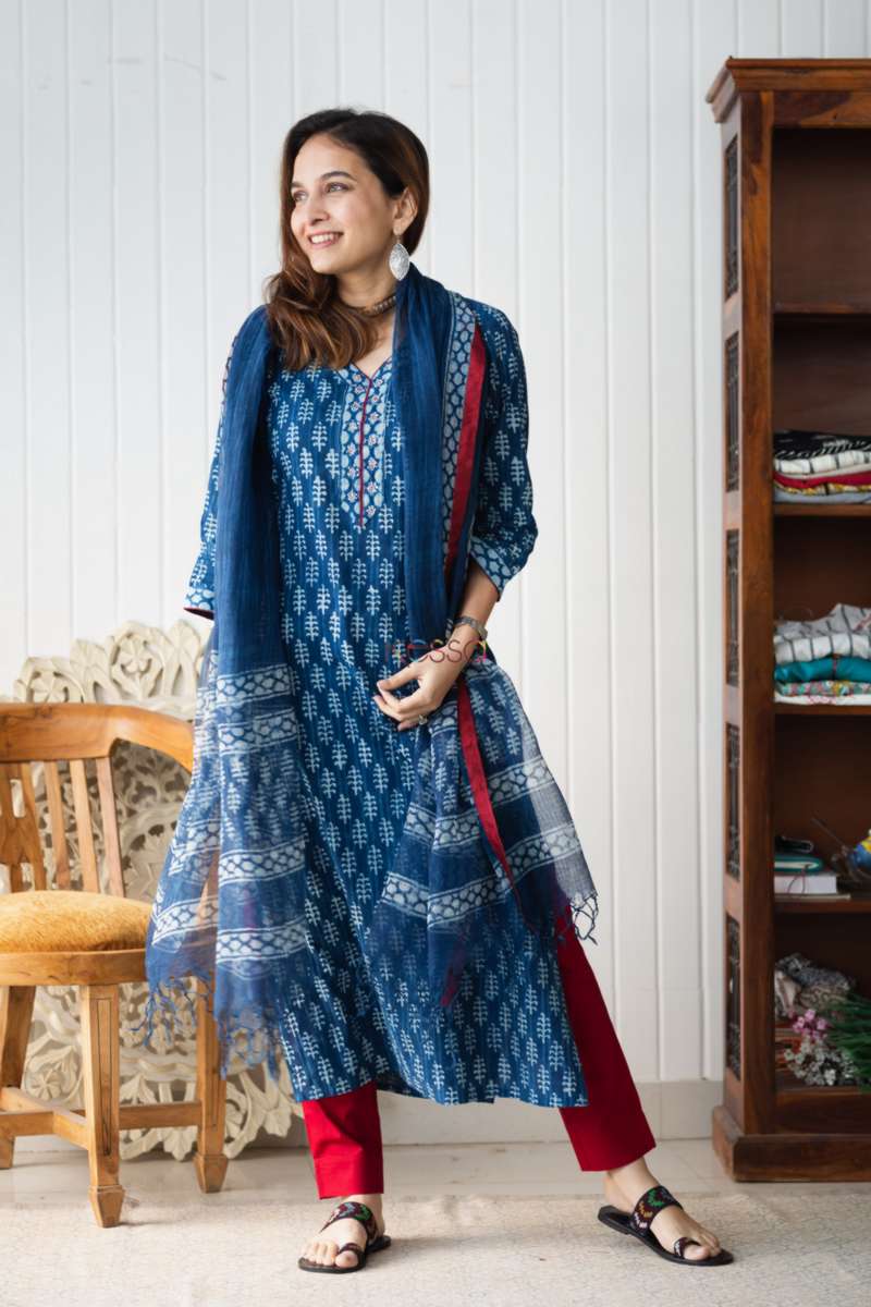 Image for Kusvaa Vcr68 Tassoor Straight Kurta With Dupatta New Front 2