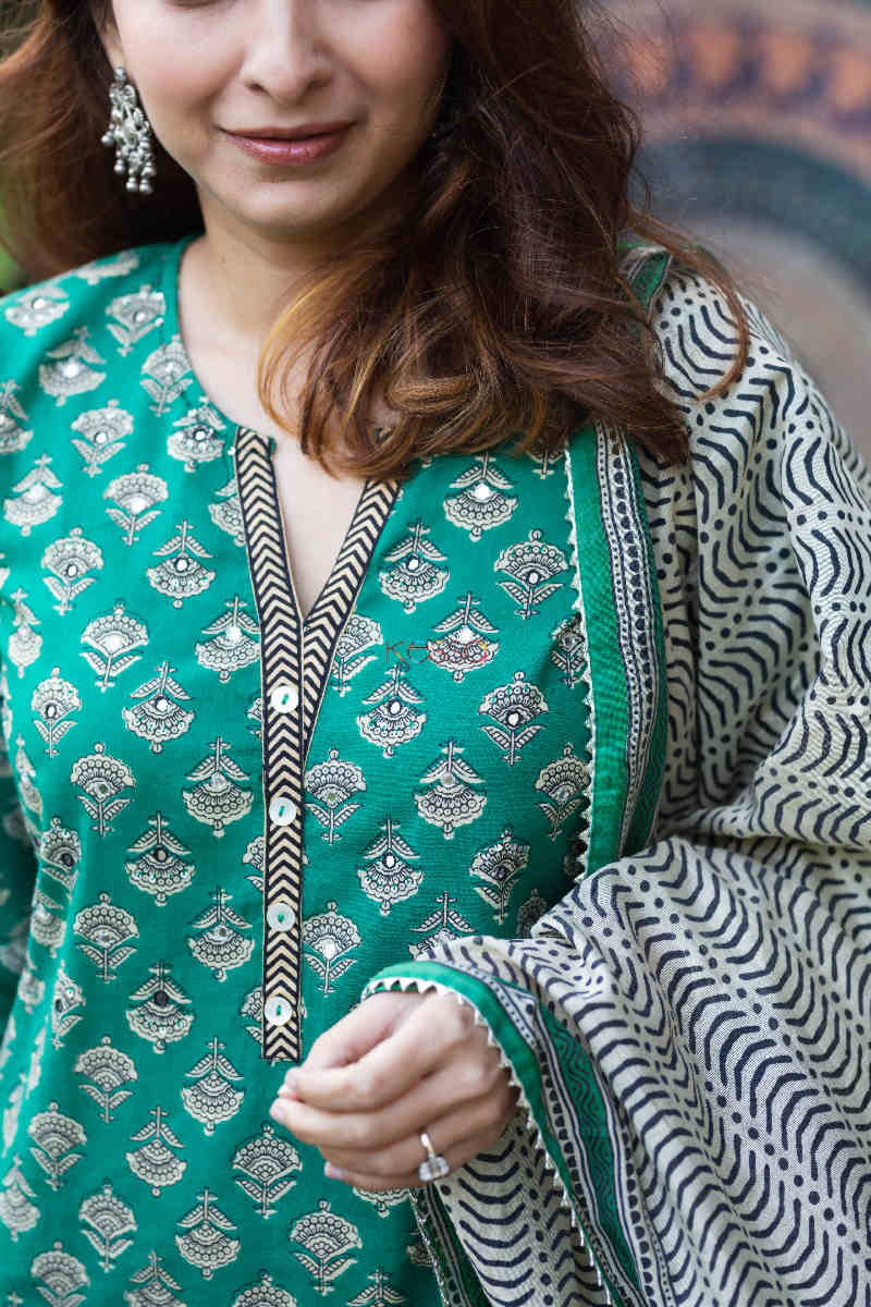 Image for Kusvaa Vcr91 Purna Straight Kurta Dupatta Set 1 Closeup