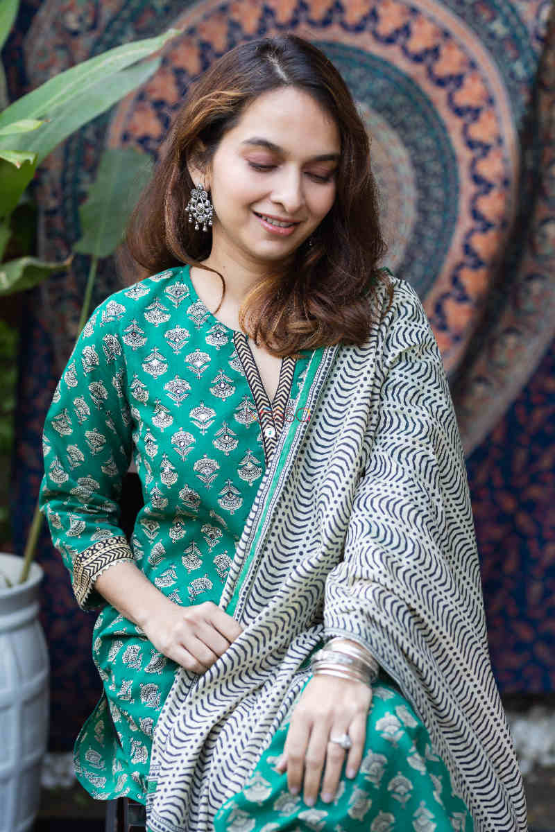 Image for Kusvaa Vcr91 Purna Straight Kurta Dupatta Set 1 Sitting 1