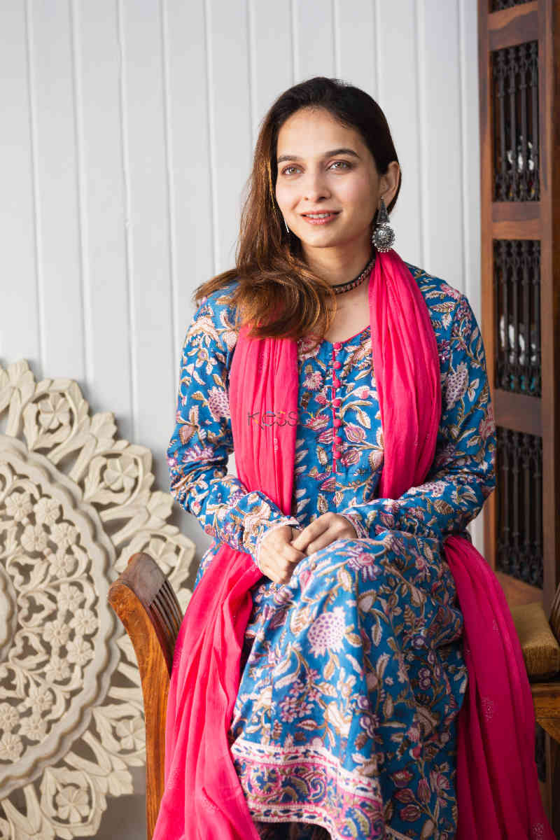 Image for Kusvaa Wsr262 Artha Kalidaar A Line Kurta With Dupatta Sitting 1