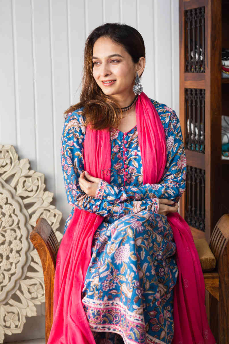 Image for Kusvaa Wsr262 Artha Kalidaar A Line Kurta With Dupatta Sitting