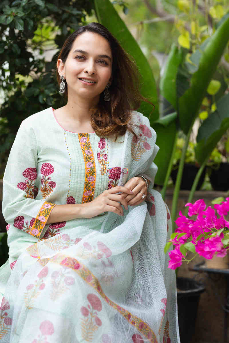 Image for Kusvaa Vcr106 Dhira Straight Fit Kurta With Kota Doria Dupatta Sitting