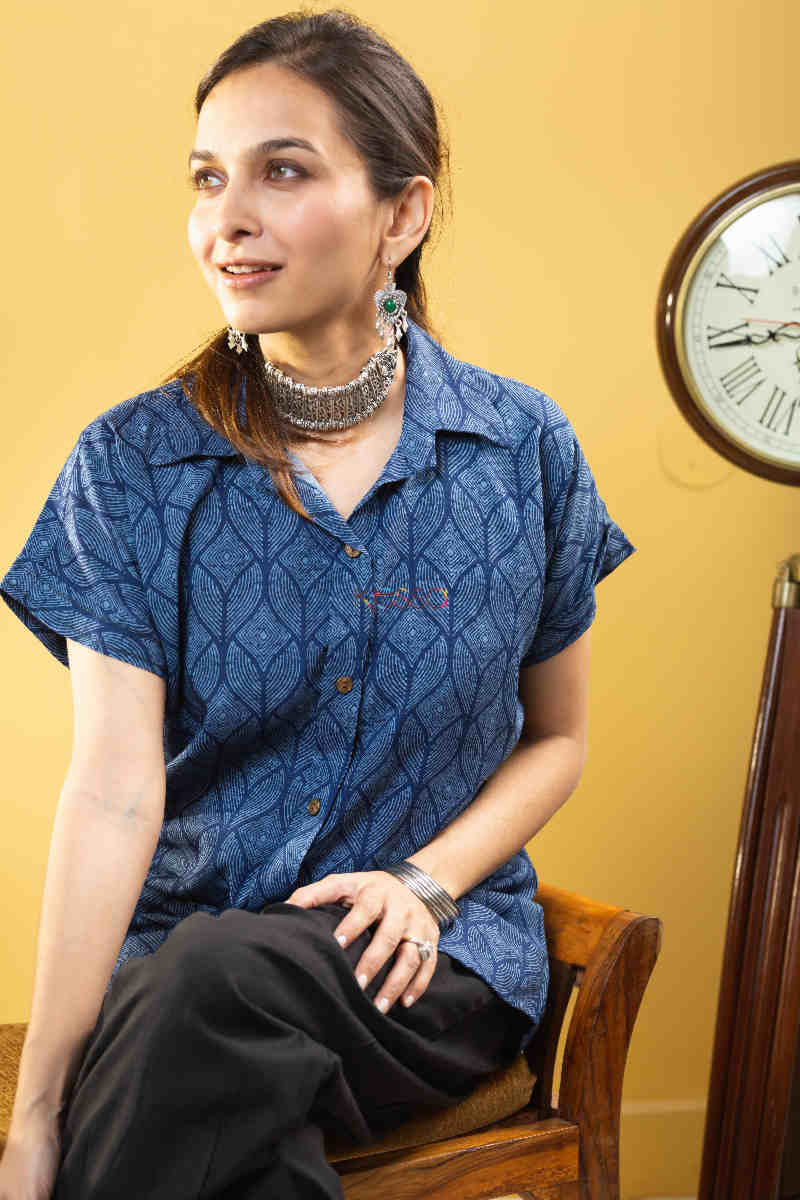 Image for Kusvaa De132 Vaya Short Indigo Shirt Sitting