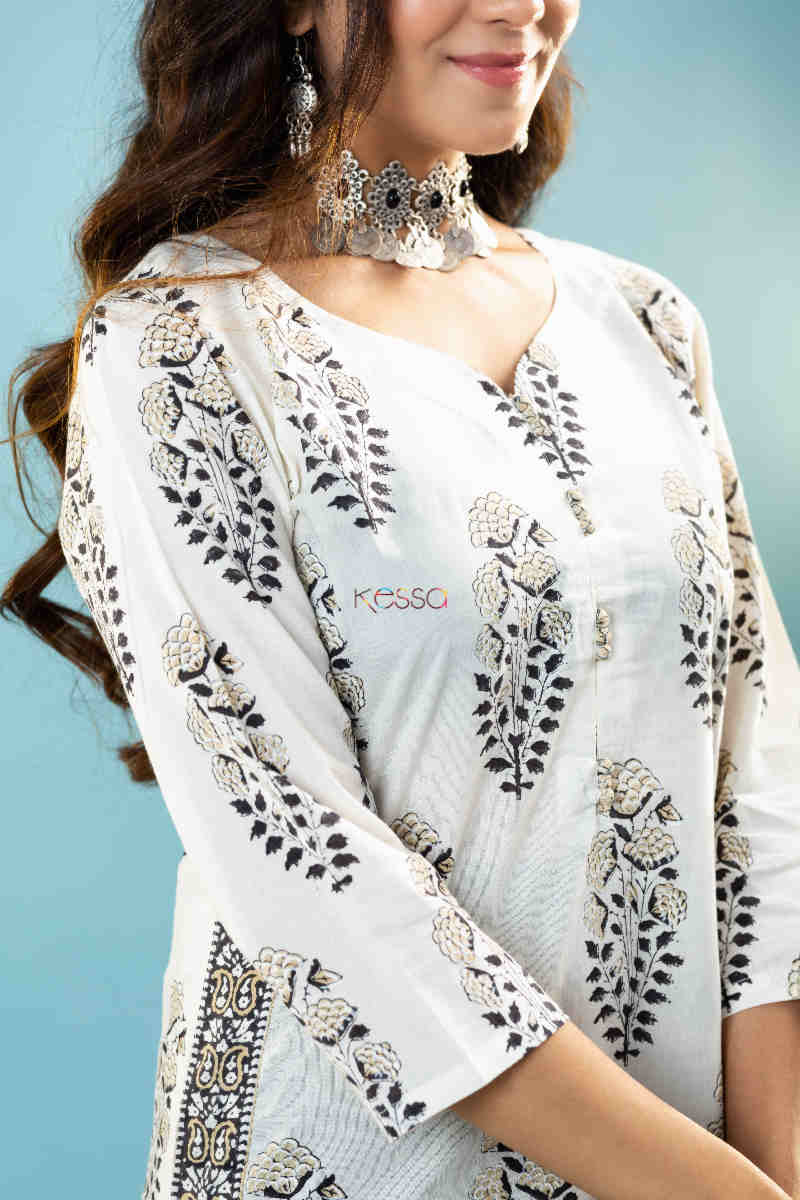 Image for Kusvaa Kuoj171 Kshobhini Kurta With Mulmul Dupatta And Pant Closeup