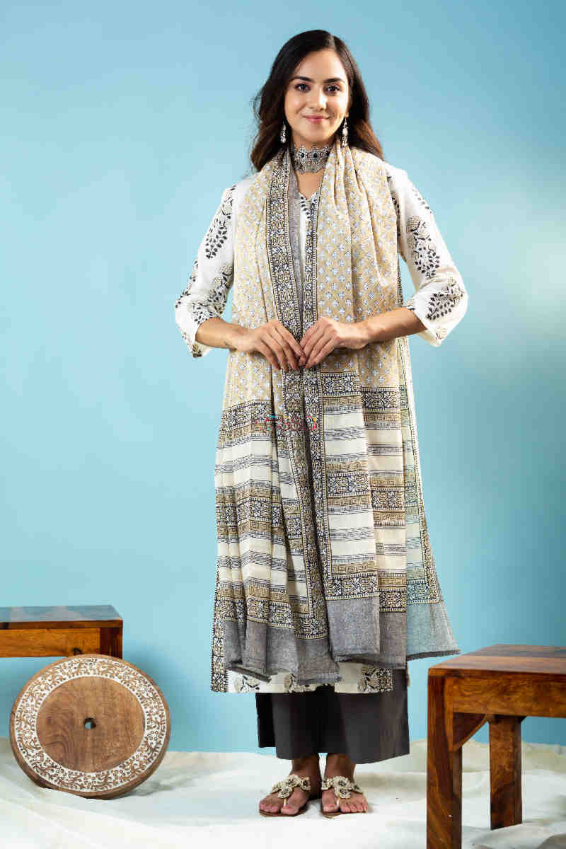Image for Kusvaa Kuoj171 Kshobhini Kurta With Mulmul Dupatta And Pant Front