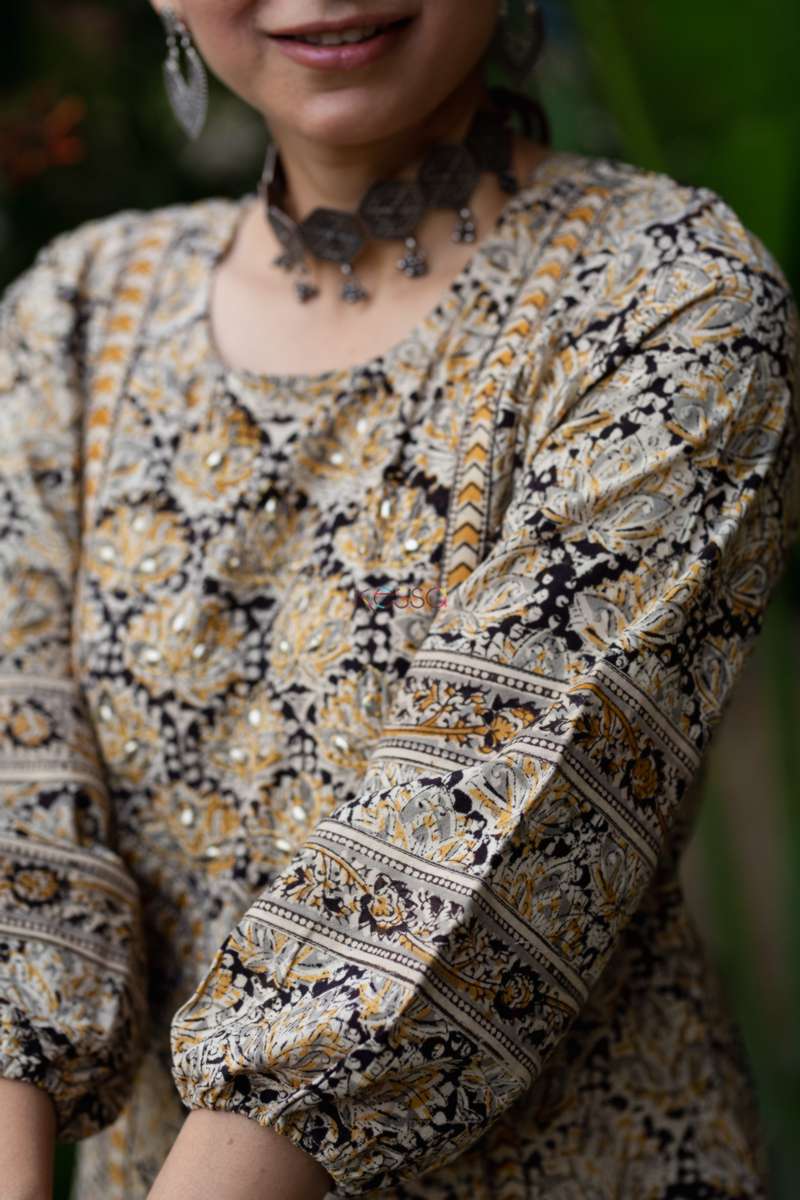 Image for Kusvaa Ws856 Adwita Kalamkari Straight Fit Kurta Closeup Sitting