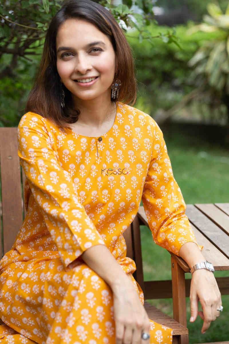 Image for Kusvaa Taf81 Vanhi Cotton Straight Fit Kurta Sitting