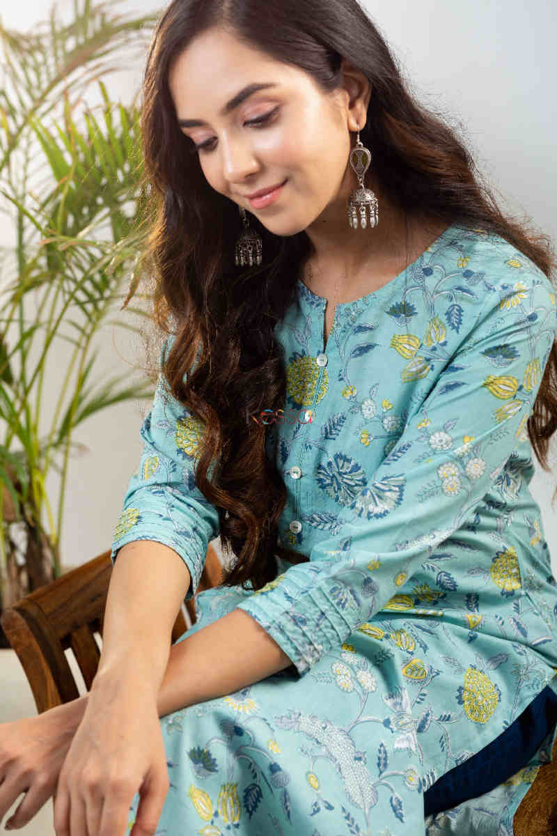 Image for Kusvaa Vcr121 Turvi Regular Straight Wear Cotton Kurta Sitting 1