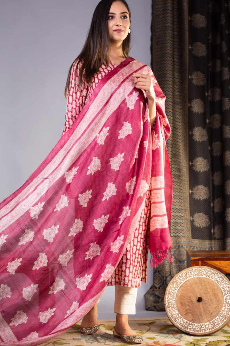 Image for Kusvaa Nekurta13 Shaili Tussar Kurta Dupatta Set Front