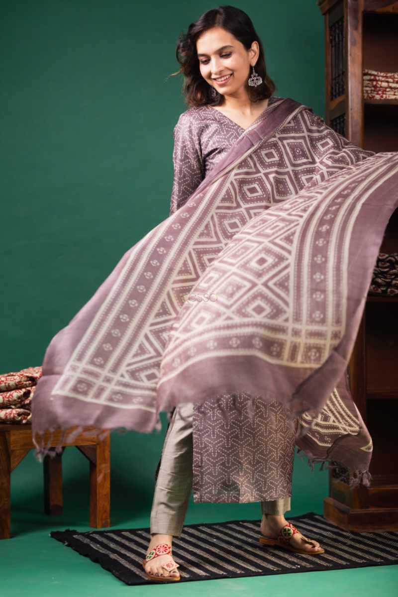 Image for Kusvaa Nekurta17 Hansika Tussar Kurta Dupatta Set Side