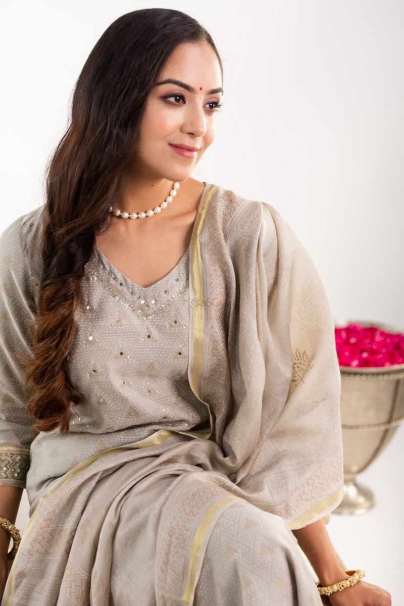 Image for Kusvaa Vcr151 Nushi Maheshwari Silk Kurta Dupatta Set Sitting