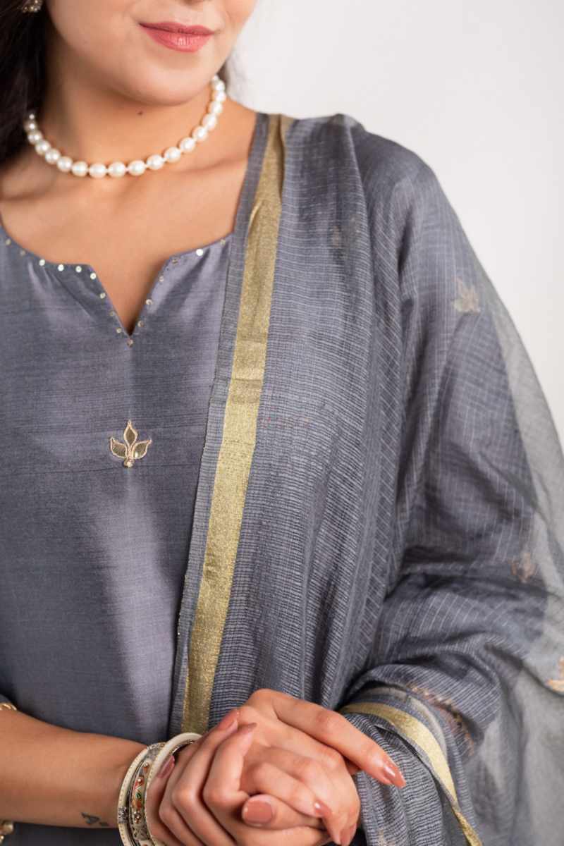 Image for Kusvaa Ws914 Nayna Silk Kurta Pant Set With Kota Doria Dupatta Closeup