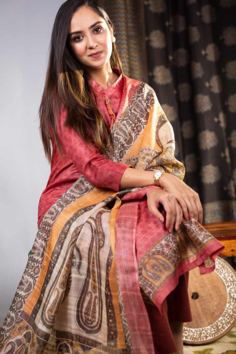 Image for Kusvaa Kuoj183 Urvi Tusser Kurta Dupatta Set Closeup