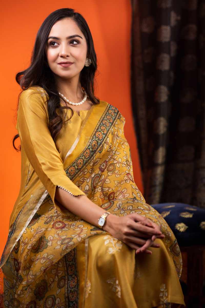 Image for Kusvaa Ws935 Shyla Chanderi Kurta Dupatta Set Sitting