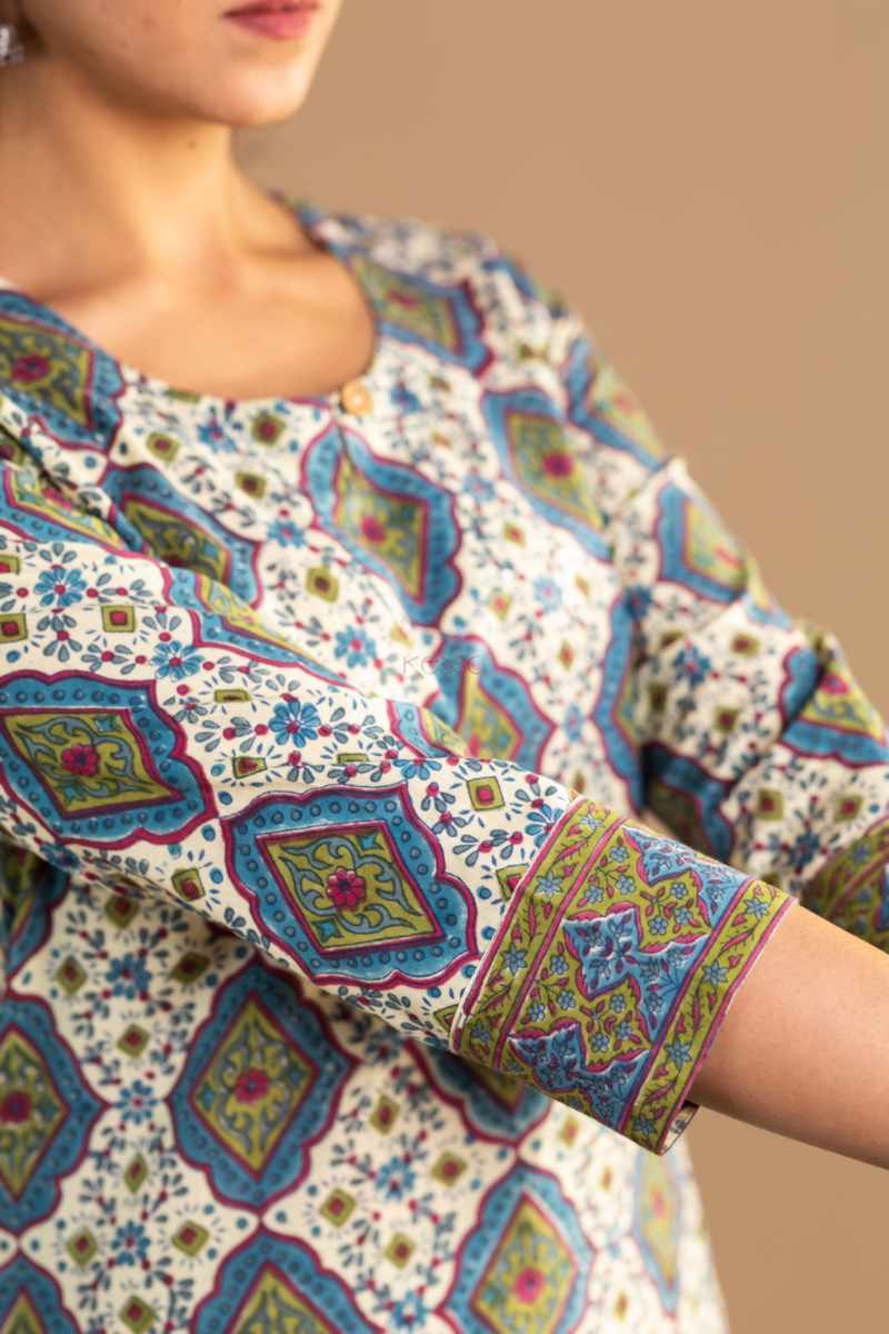 Image for Kusvaa Wsr354 Aruni Short Block Print Kurti Closeup 2