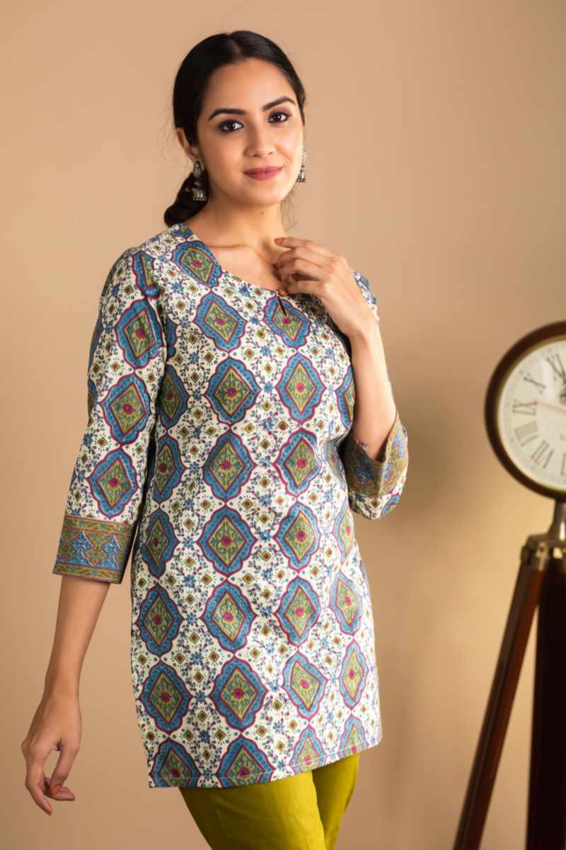 Image for Kusvaa Wsr354 Aruni Short Block Print Kurti Side