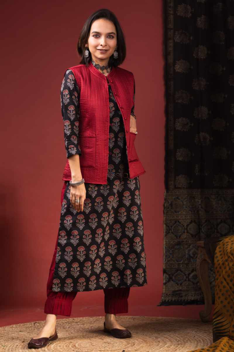 Image for Sj29maroon Varali Quilted Half Sleeves Reverable Silk Jacket Closeup 2