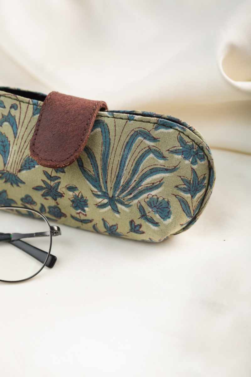 Image for Kusvaa Wsra55 Chashm E Baddoor Sunglass Spectacles Cover Front