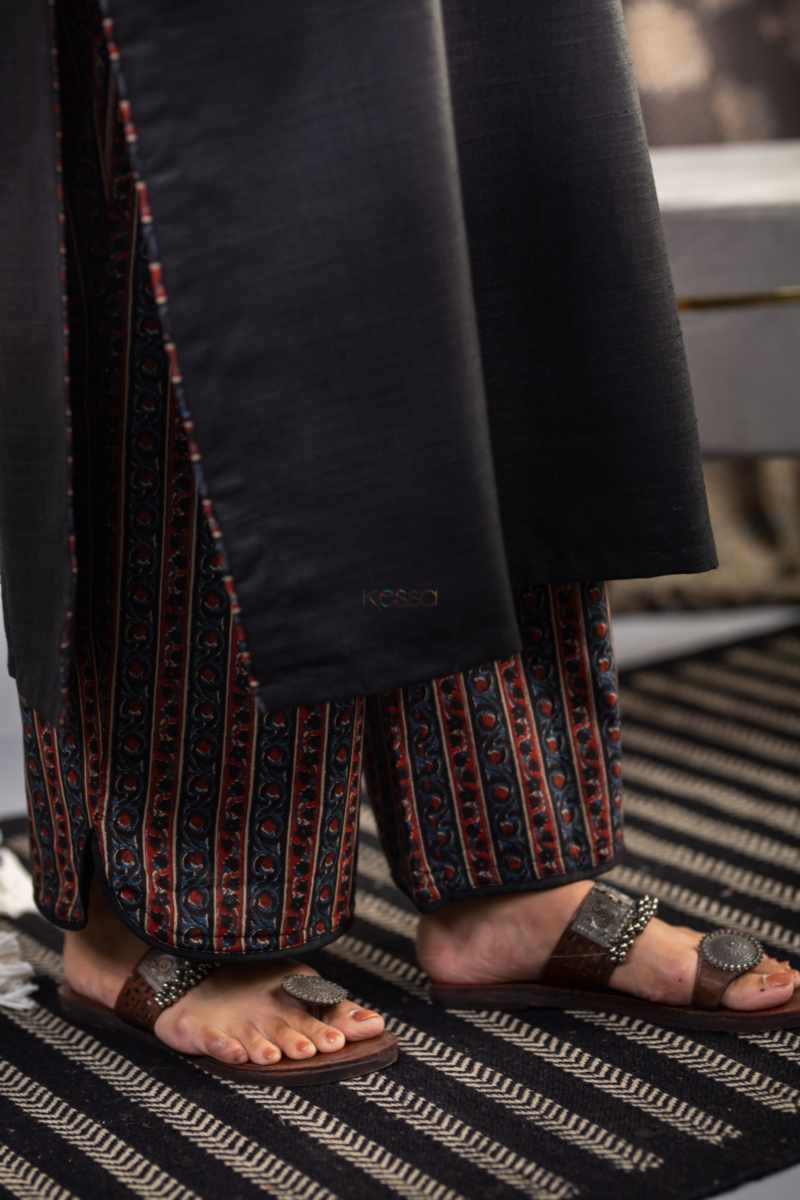 Image for Ws931 Shalila Mahi Silk Kurta Pant Set Closeup 2